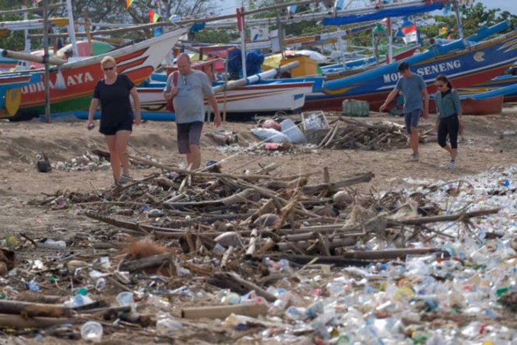 Pantai di Bali mulai tercemar sampah kiriman