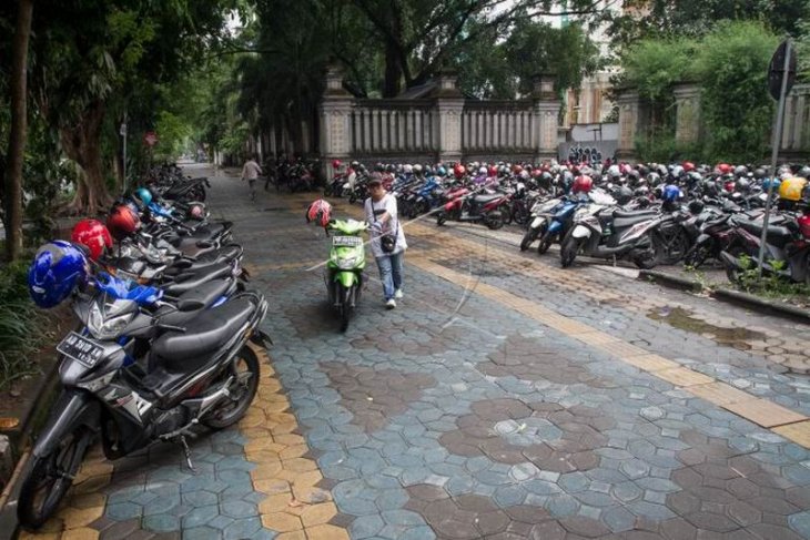 Jalur pejalan kaki untuk lahan parkir