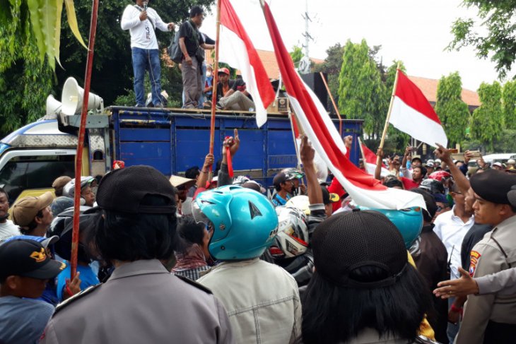 Warga kaki Gunung Kelud Kediri demo Perhutani soal mafia lahan hutan