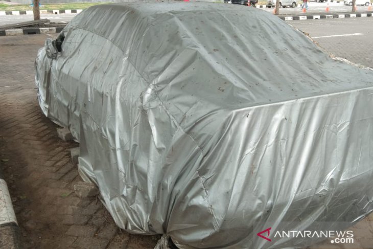 Sebuah mobil parkir di Bandara Ngurah Rai selama empat tahun