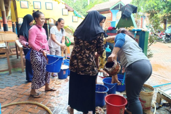 SDN Bintaro 05 Pagi libatkan orang tua murid bersihkan lumpur sisa banjir