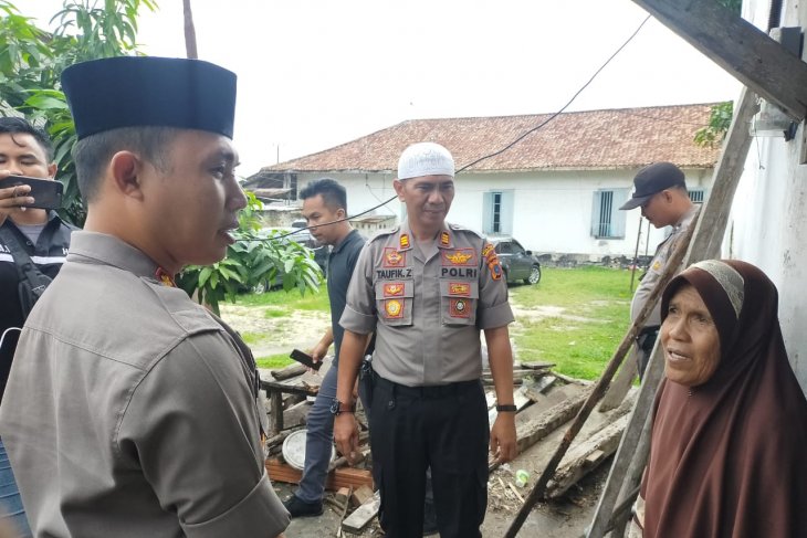 Polres Bangka Barat salurkan bantuan sembako kepada warga miskin
