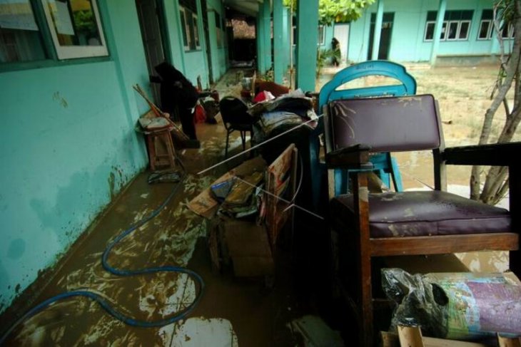 Membersihkan ruang guru pasca banjir bandang