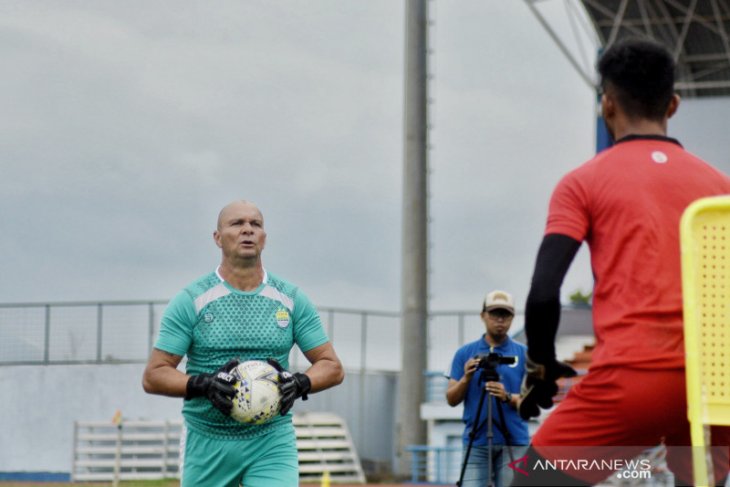 Aplikasi latihan pemain basket diterapkan Luizinho untuk asah konsentrasi kiper Persib