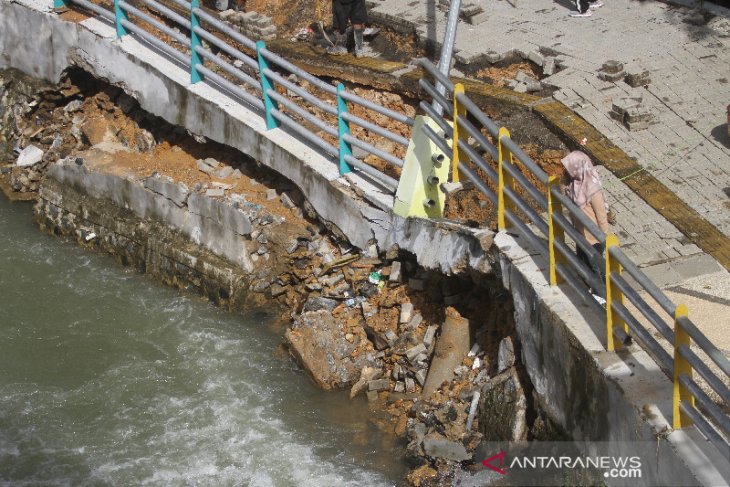 Siring Sungai Kemuning Ambruk