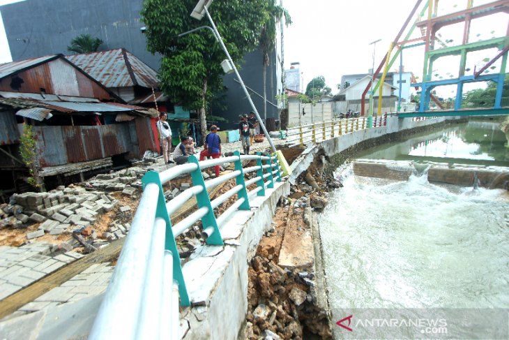 Siring Sungai Kemuning Ambruk