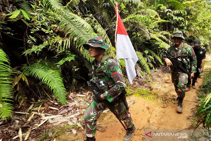 Tentara Indonesia - Malaysia patroli bersama di batas negara