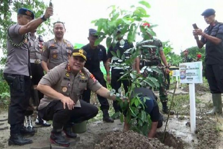 Kapolda Banten lakukan penanaman 20 ribu batang pohon