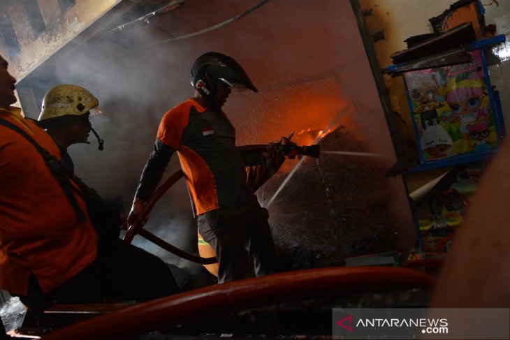 Kebakaran gudang toko mainan di Jombang