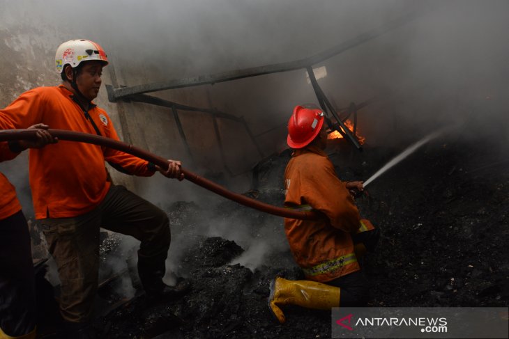 Kebakaran gudang toko mainan di Jombang