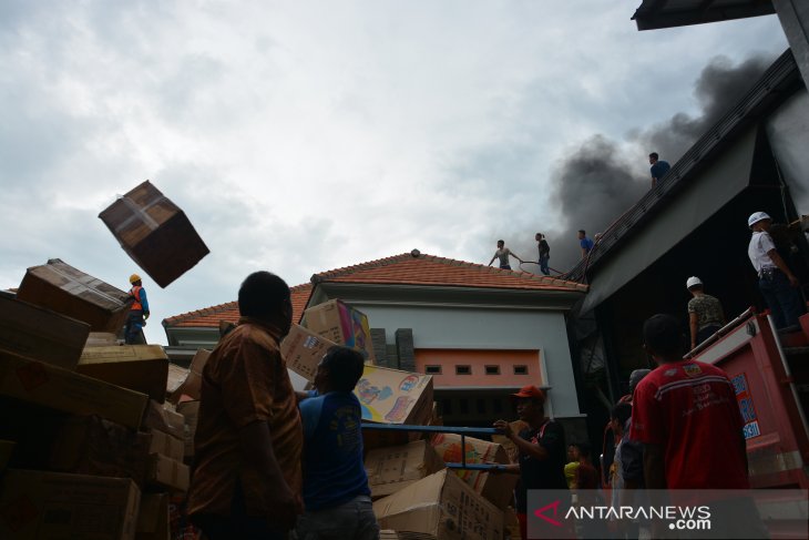 Kebakaran gudang toko mainan di Jombang