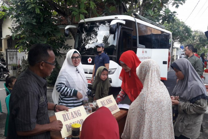 Warga Bumi Agung Permai Kota Serang pesta demokrasi sambil donor darah