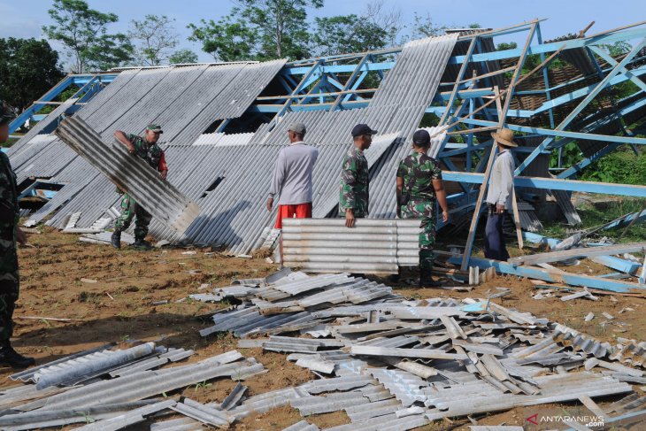 Dampak angin kencang di Pamekasan