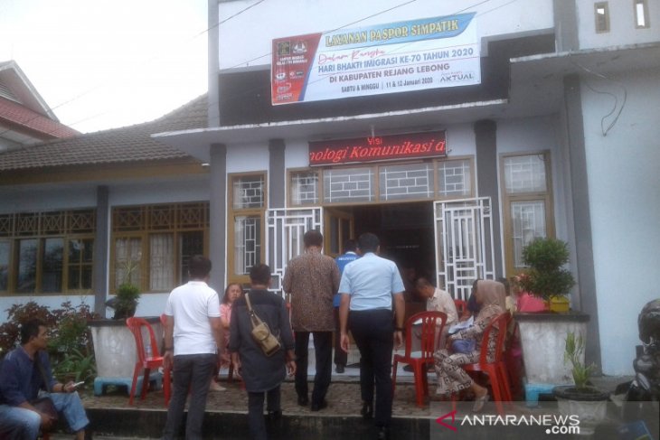 Ratusan warga nikmati pelayanan paspor simpatik