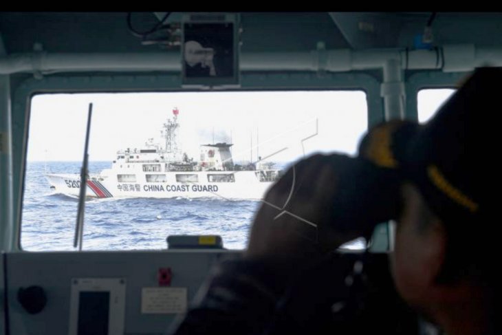 Kapal coast guard China berada di ZEE Indonesia