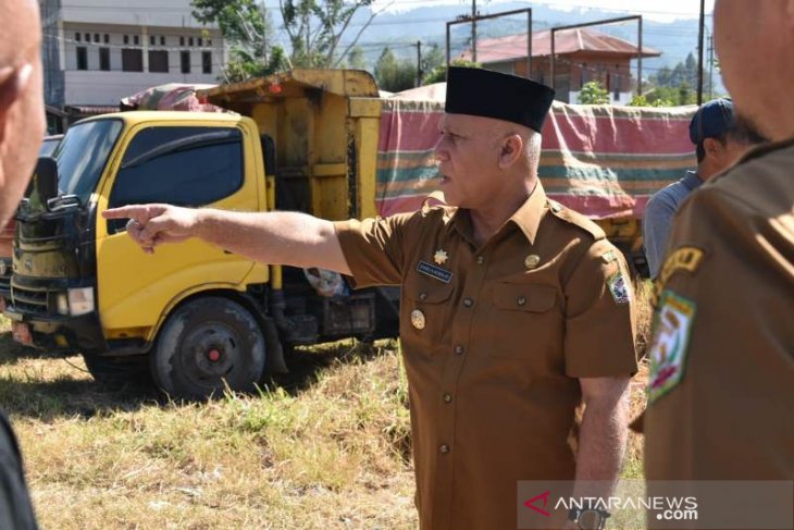 Bupati tempatkan truk sampah di rumah pribadinya akibat ada penolakan masyarakat