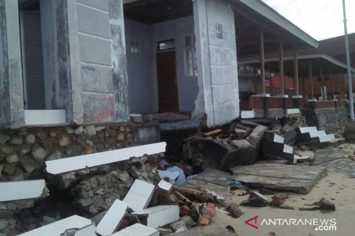 Wisata hiu paus di Bone Bolango rusak diterjang ombak