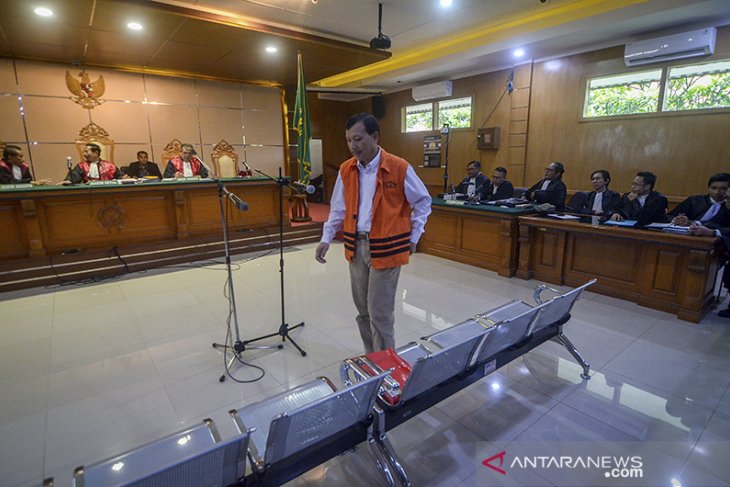 Sidang perdana Iwa Karniwa 