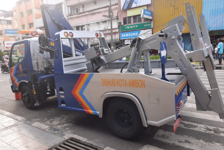 Dishub Ambon tertibkan kendaraan roda empat parkir di badan jalan