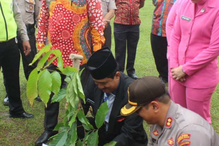Jajaran Polres Kapuas Hulu tanam ratusan pohon penghijauan