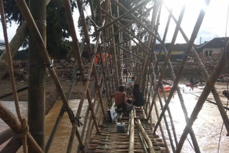 Korban banjir bandang Lebak gotong royong bangun jembatan darurat