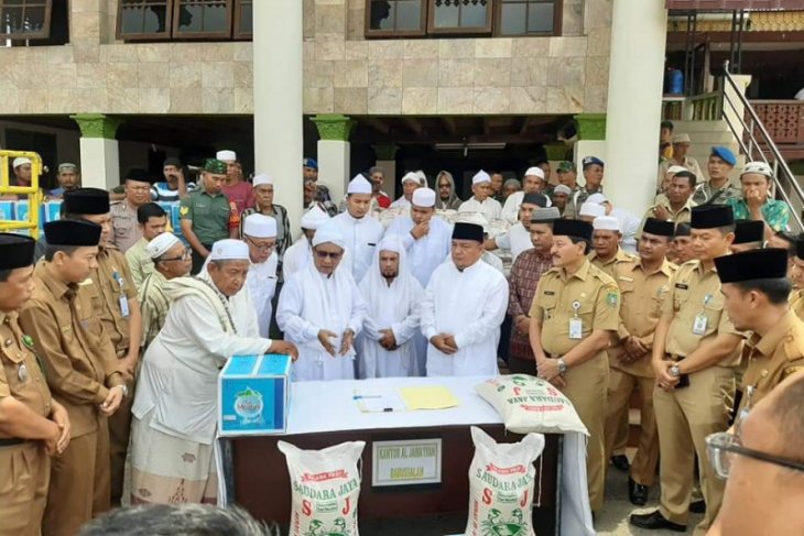 Bupati Langkat serahkan dua ekor sapi sukseskan HUL Ke-96 Babussalam
