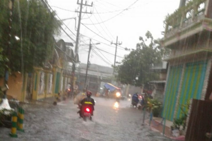 Sejumlah kawasan Kota Surabaya terendam banjir