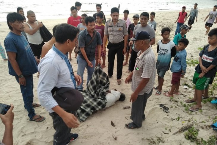 Sesosok mayat laki-laki ditemukan di tepi laut Lubuk Tukko