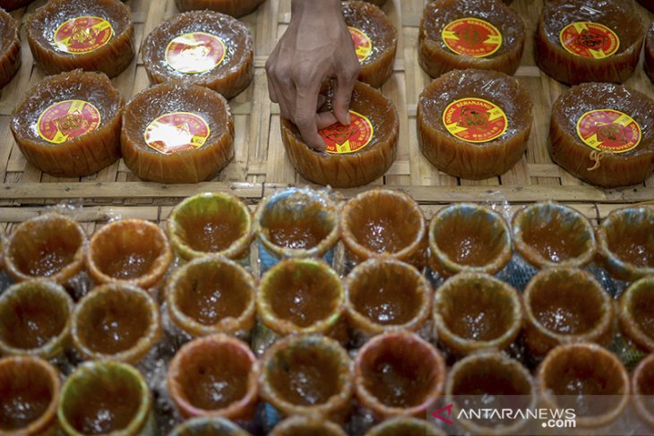 Produksi dodol keranjang jelang Imlek 