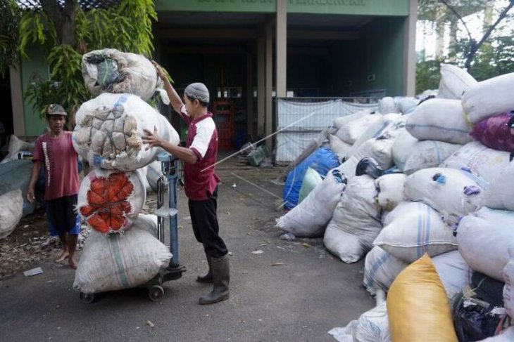 Pengumpul sampah plastik