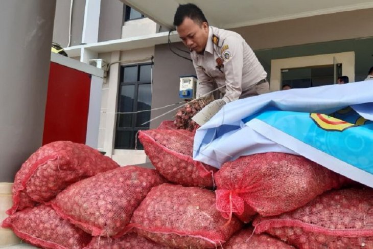 Kiriman ilegal bawang merah terbongkar