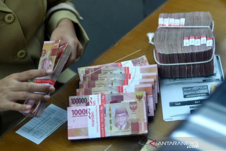 Rupiah akhir pekan bergerak menguat jelang libur Imlek