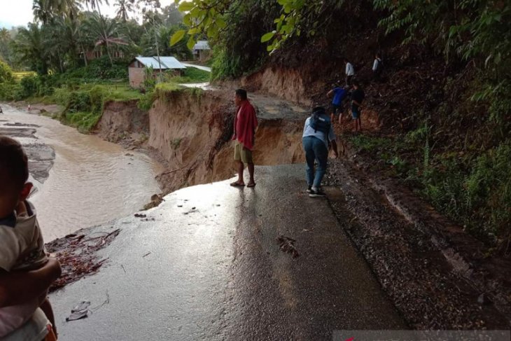 Banjir dan longsor rusak jalan dan bendungan untuk irigasi di Padang Pariaman