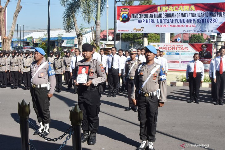 Pemberhentian tidak dengan hormat perwira polisi