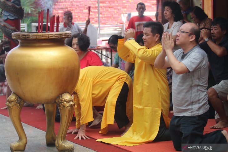 Sembahyang Song Sen jelang Imlek