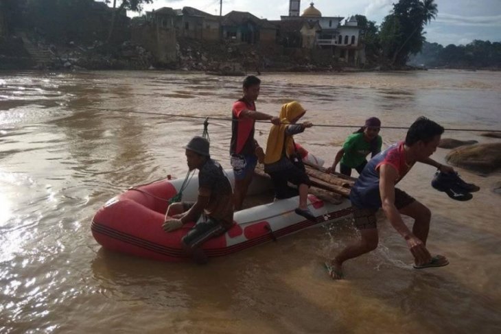 Pascabencana banjir, warga Lebak gunakan perahu karet
