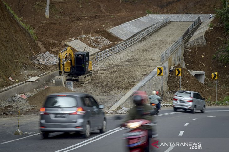 Pembangunan jalur penyelamat di tanjakan emen 