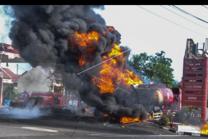 Truk tangki Pertamina terbakar