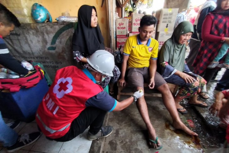 Kebakaran pasar penampungan di Kota Sukabumi akibatkan dua pedagang terluka