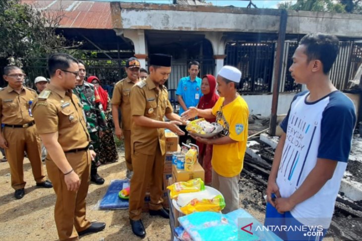Meski hujan lebat, dua buah rumah warga HST ludes terbakar