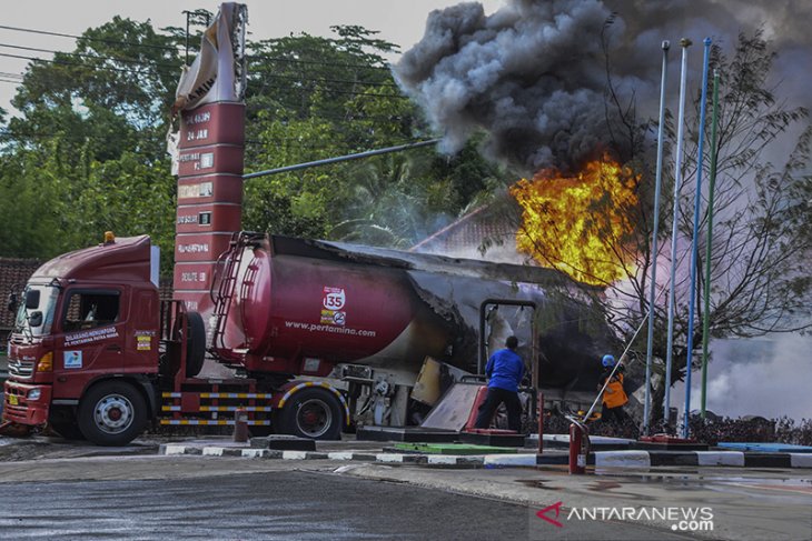 Truk tangki Pertamina terbakar 