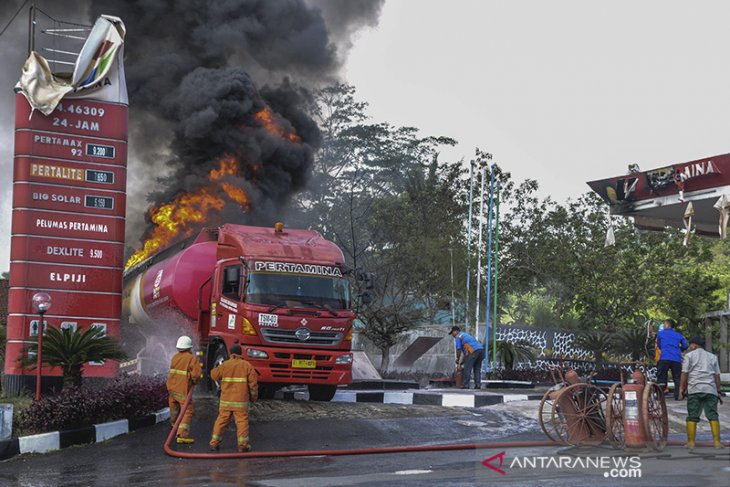 Truk tangki Pertamina terbakar 