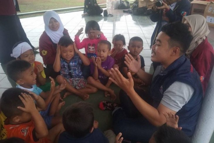 Istri Menteri Sosial salurkan dana kematian untuk korban banjir Lebak