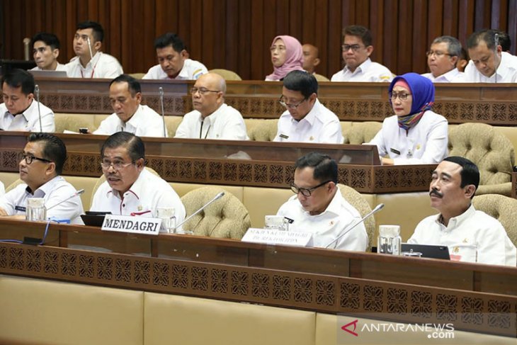 Komisi II DPR: prioritaskan honorer lama jadi PNS