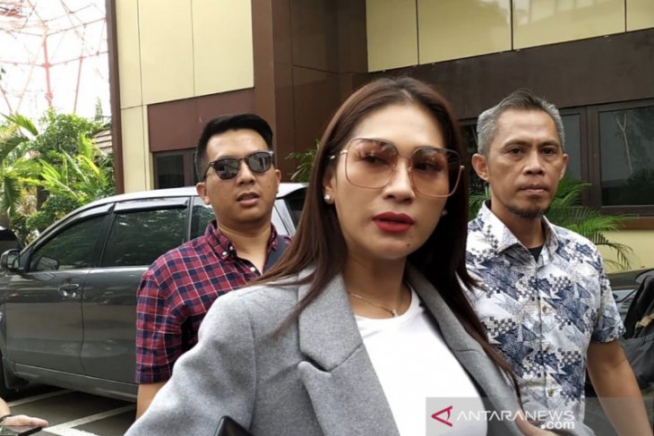 Penyanyi Tata Janeeta penuhi panggilan Polda Jatim terkait