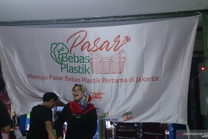 Dijadikan percontohan pelarangan kantong kresek, pedagang Pasar Tebet resah