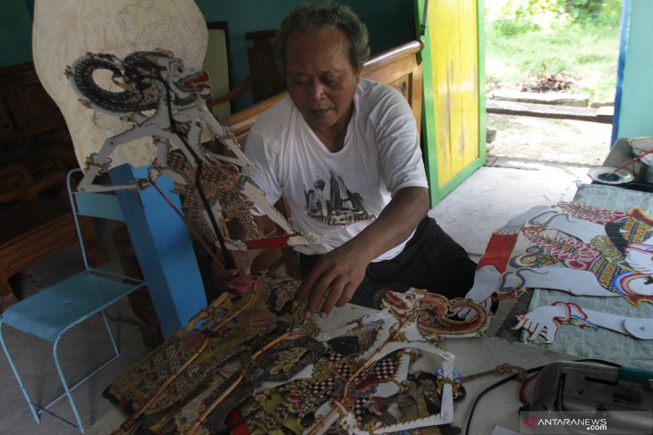 Perajin wayang kulit terkendala cuaca