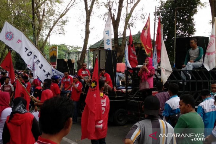 Ribuan buruh di Medan gelar aksi demontrasi tolak Omnibus Law