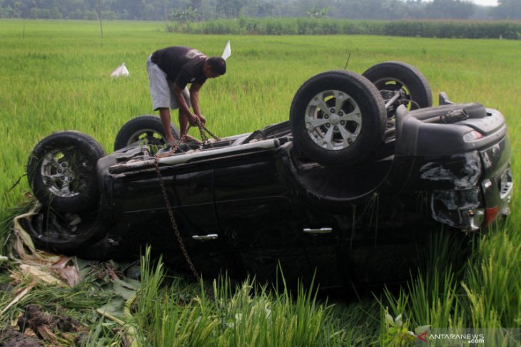 Kecelakaan mobil terbalik di Ngawi