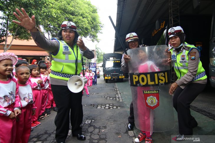 Kenalkan profesi polisi pada anak anak